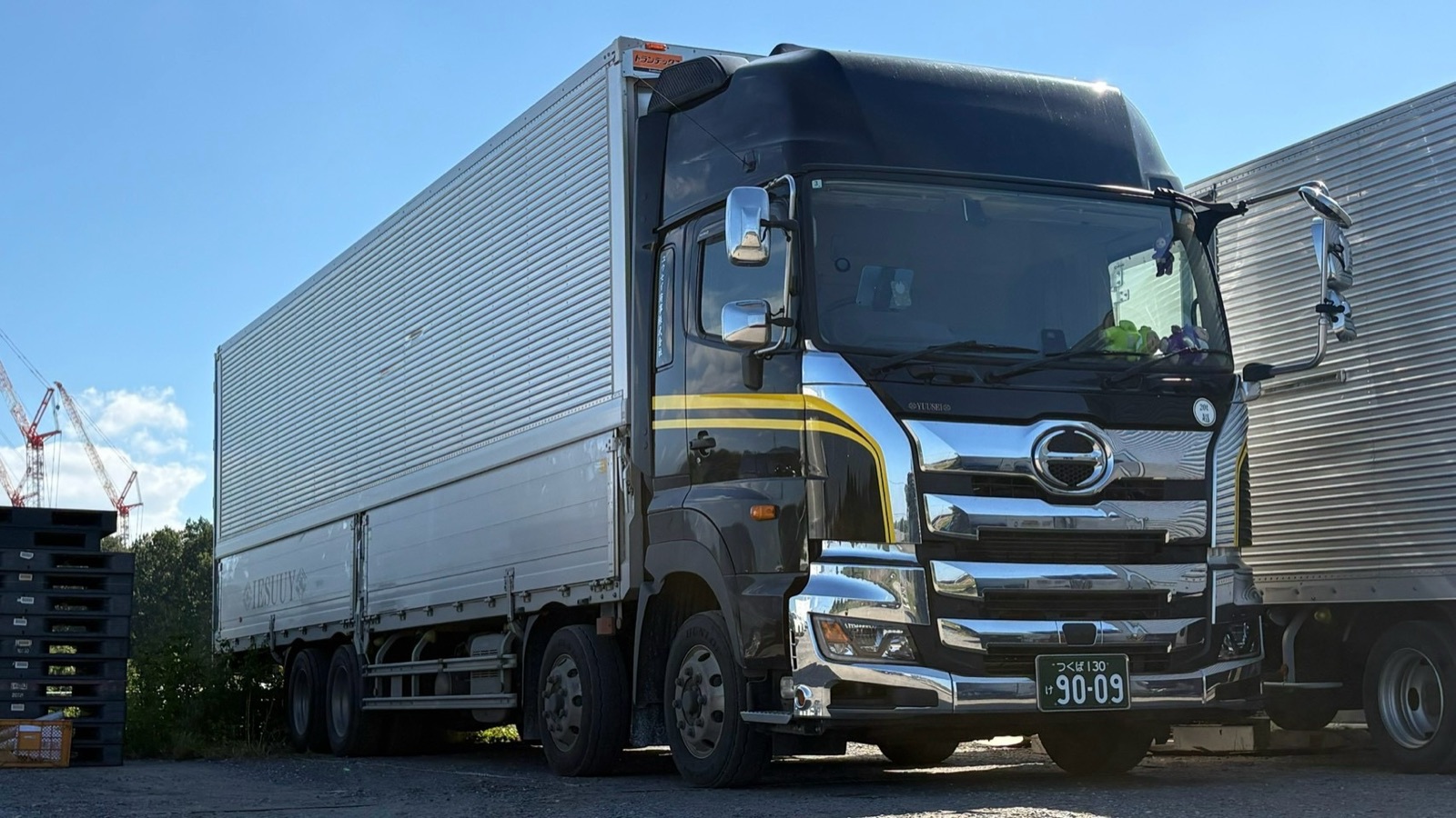 ユウセイ商事の大型ウイング車（側面）