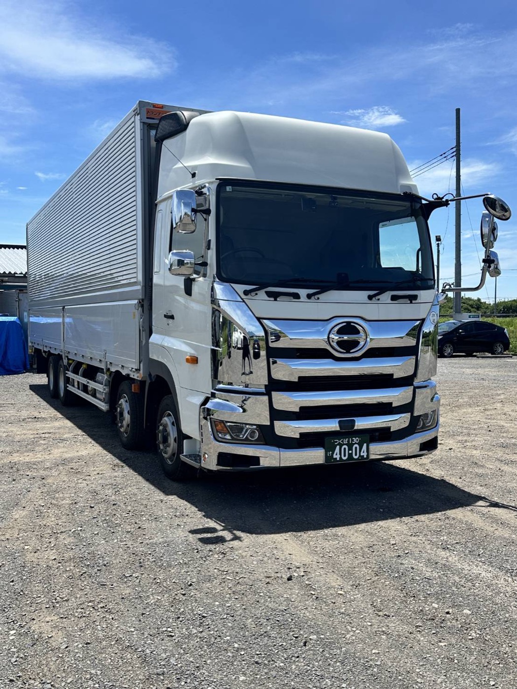 ユウセイ商事の白い大型ウイング車